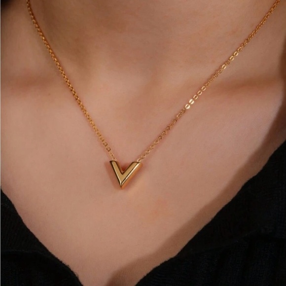 Elegant Gold V-Shaped Necklace - Picture 1 of 3